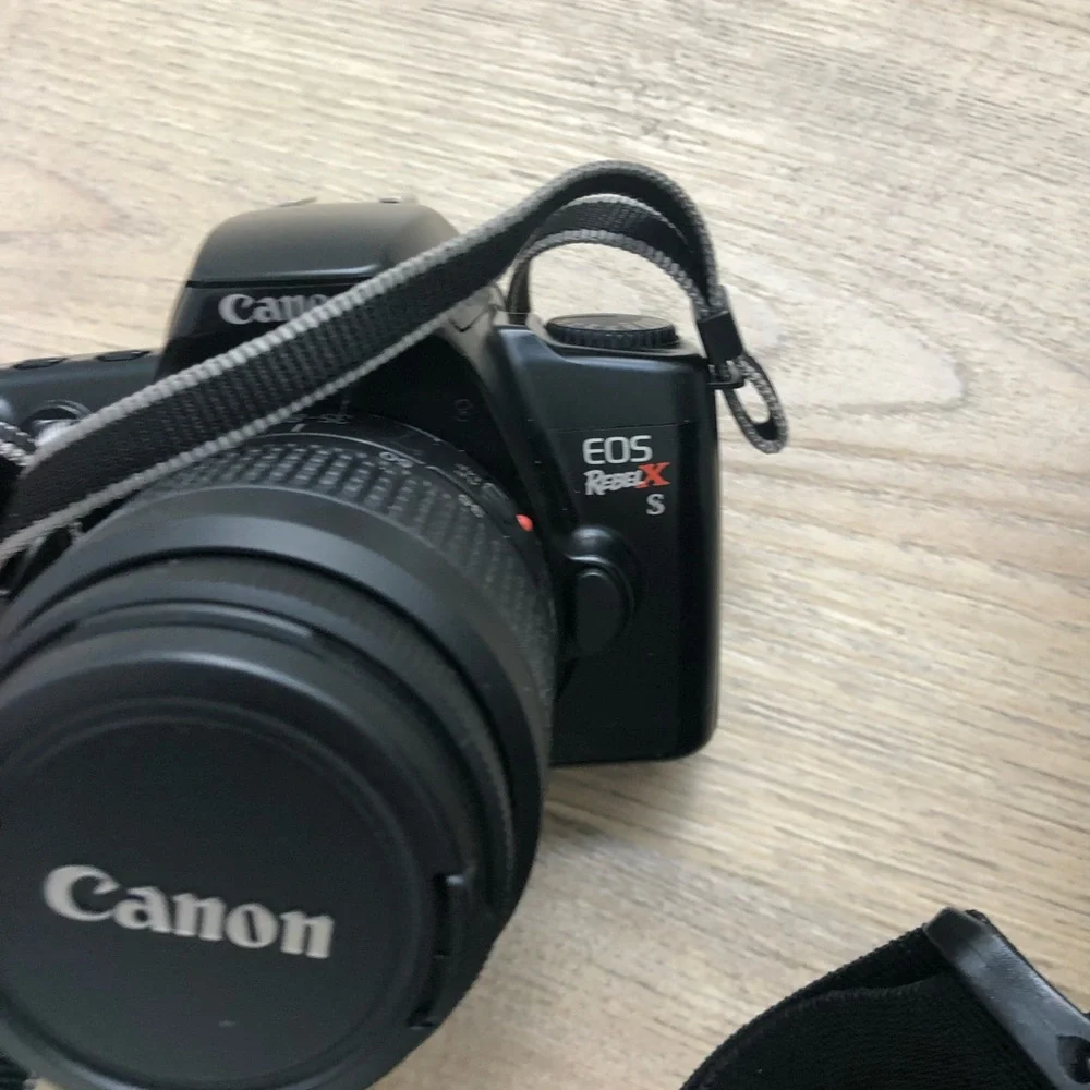 Canon EOS Rebel XS/QD Camera Kit in Black - Includes Accessories